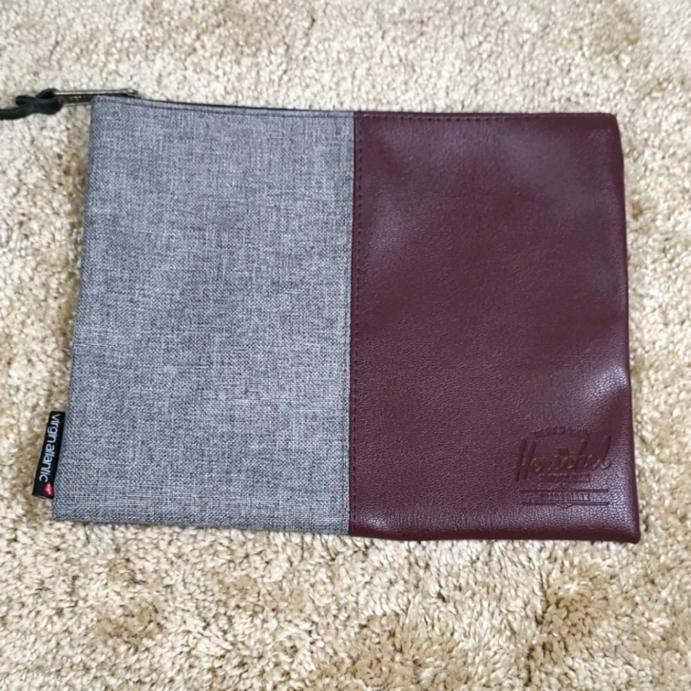 Herschel Pouch